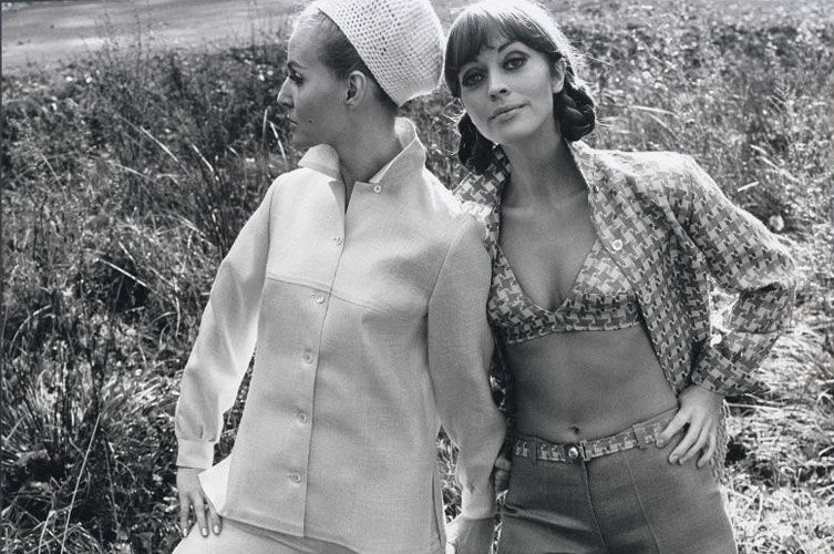 Karin Olofsdotter är mest känd för sina modefotografier. I samlingen finns både de och dokumentära bilder från vissa av själva fotograferingstillfällena, bakom kulisserna.