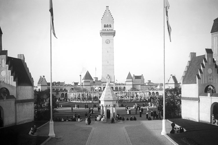 Albert Wilhelm Rahmn tog en  mängd fotografier på Baltiska utställningen 1914, både från utställningsmiljöerna i Pildammsparken, i restaurangerna och bakom kulisserna.
