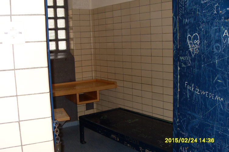 Dokumentationen innehåller bilder på väggar och dörrar med klotter av olika slag.