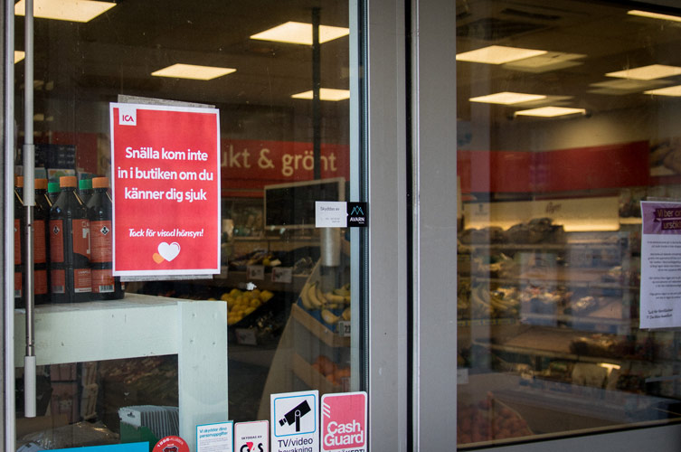 Folkhälsomyndigheten uppmanar till att hålla avstånd och butikerna tejpar upp markeringar.