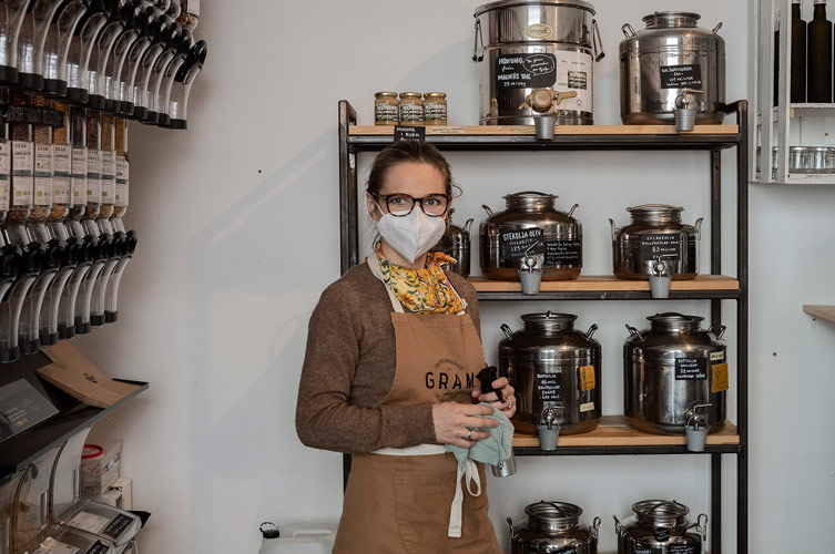 På Gram i Malmö, en butik som säljer mat på lösvikt berättar om Johanna om deras nya restriktioner i butiken. 