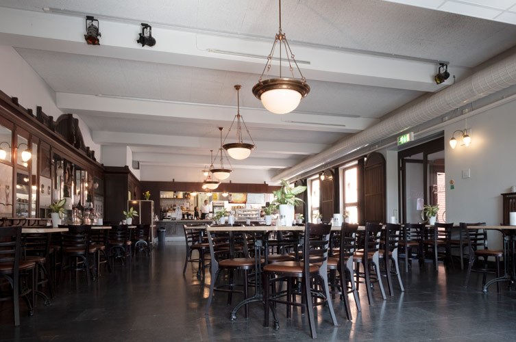 Restaurangen har en äldre inredning.