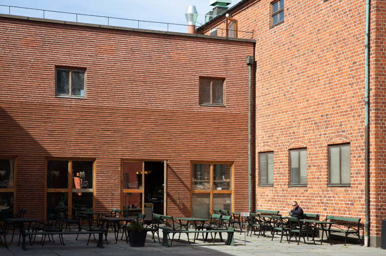 Restaurang Wega har två uteserveringar, bland annat en på borggården, precis utanför entrén till museet.