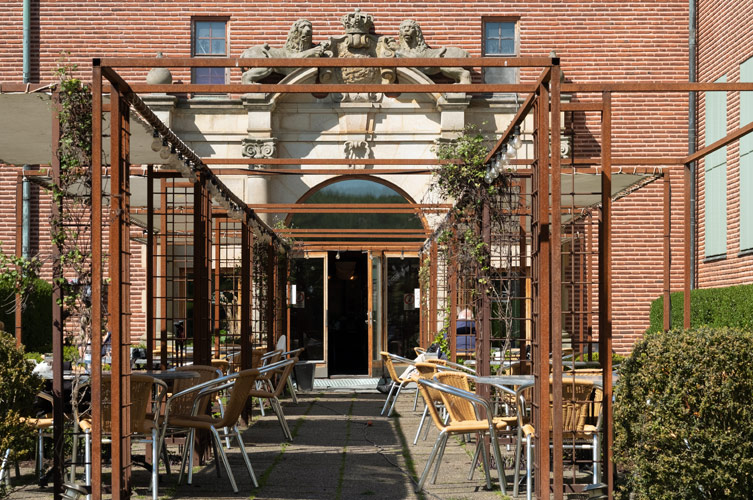 Restaurangens andra uteservering är på baksidan i en grön lummig miljö mellan slottet och vallgraven.