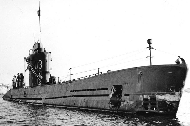 Bildspel med äldre svart-vita fotografier av ubåten då den var i drift i havet. 