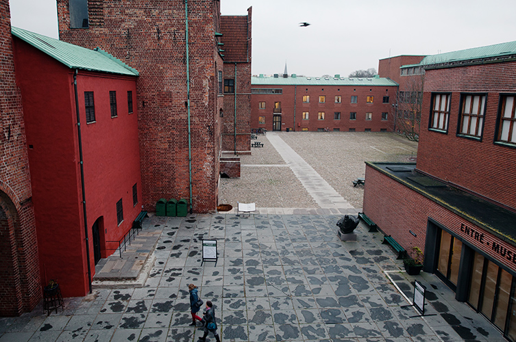 Innergården av slottet, kallad borggården, är stor och på sommaren annordas här olika evenemang.