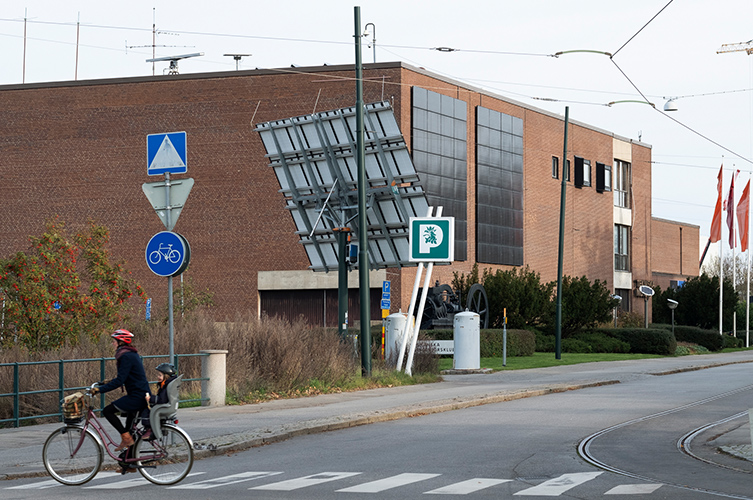En sida av byggnaden är täckt av solcellspaneler.