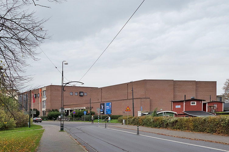 Teknikens och sjöfartens hus ligger precis bredvid de gamla fiskehoddorna.