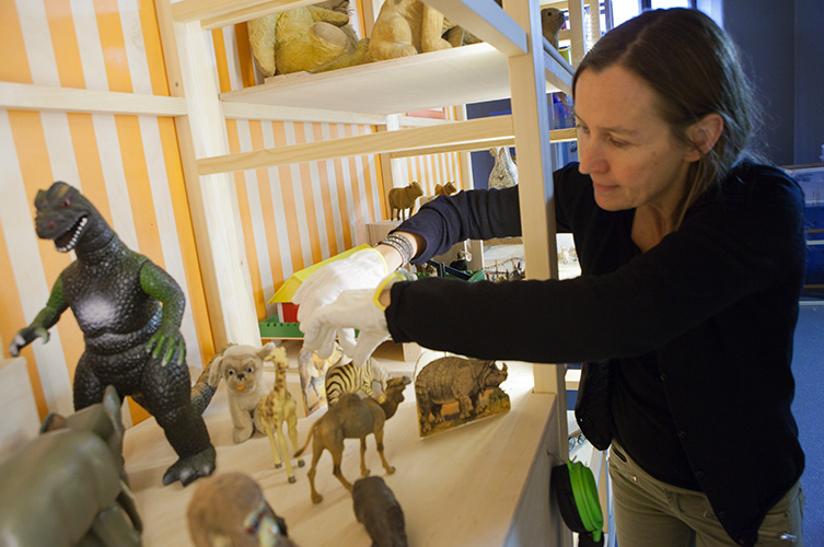 Museipersonal sorterar och ställer föremål i ordning i arkivet.