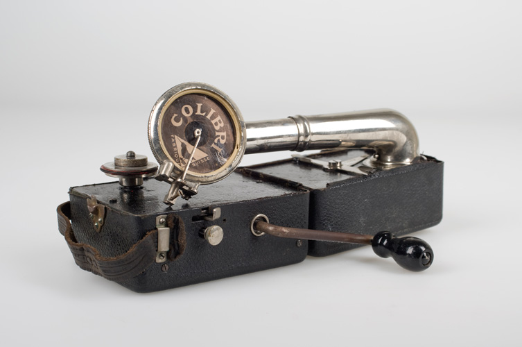 I samlingen finns bland annat ett ånglok, tangentbord, indusrimaskiner, flygplan och mycket mer.