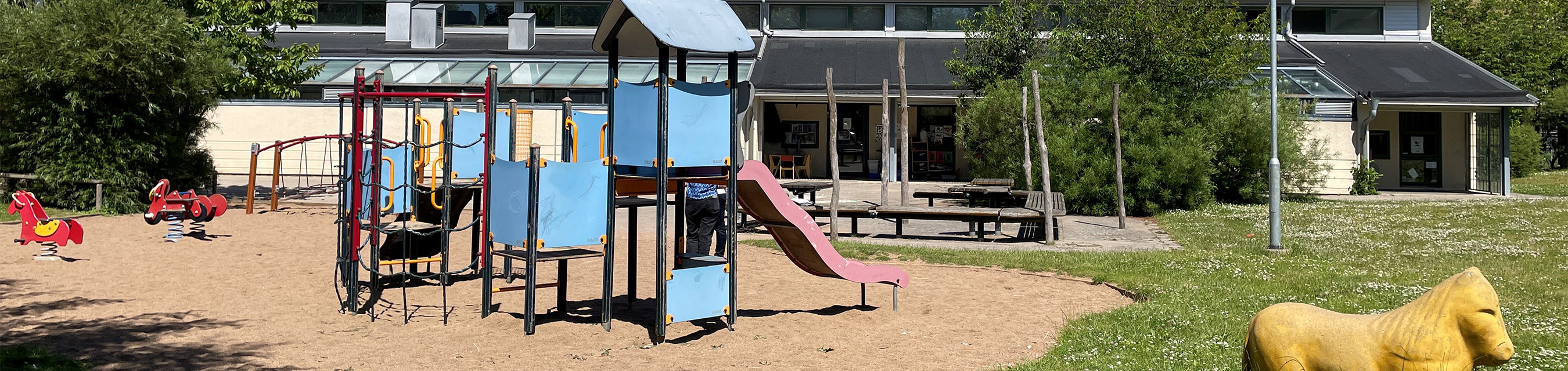 Rosens förskola är byggd i ett plan och har fyra avdelningar.