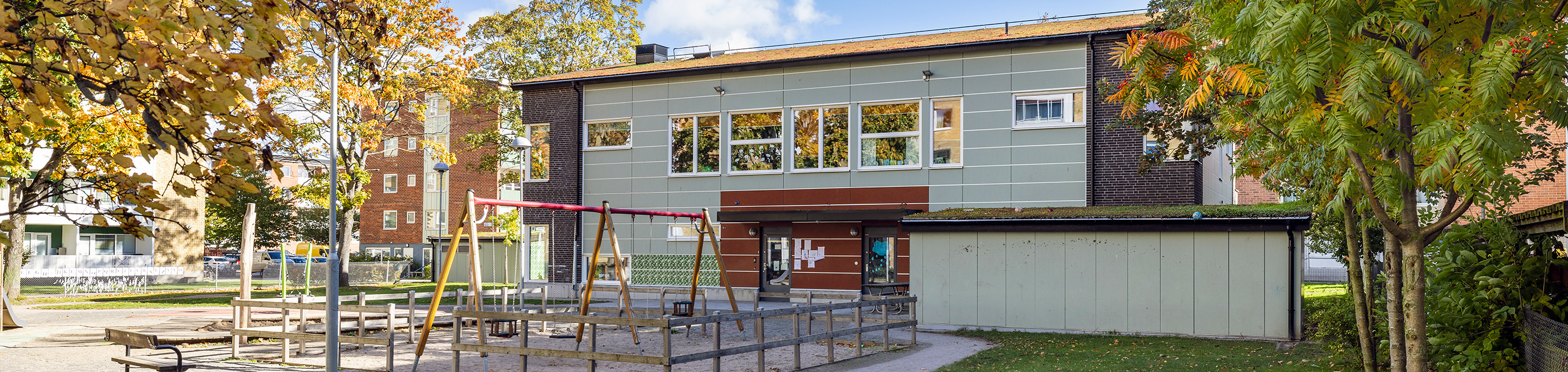 Stackens förskola är byggd i två plan och har plats för 50-55 barn. 