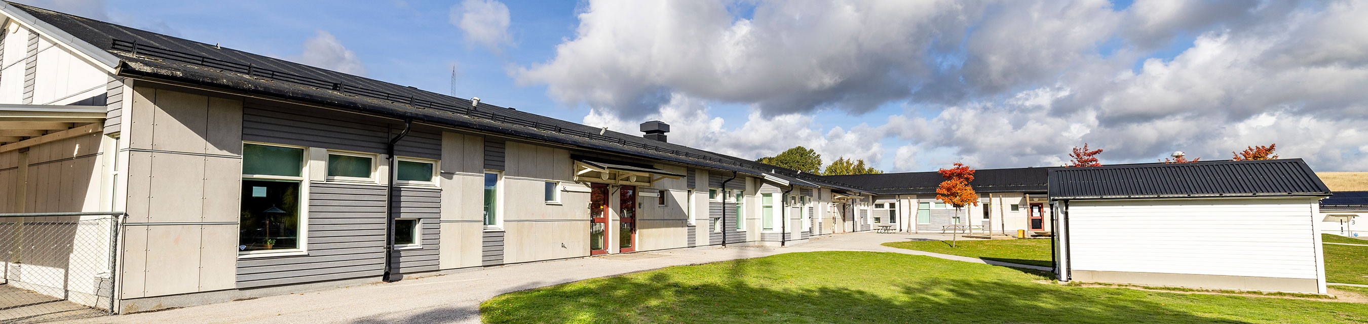 Solglimtens förskola är byggd i ett plan och har fem avdelningar.