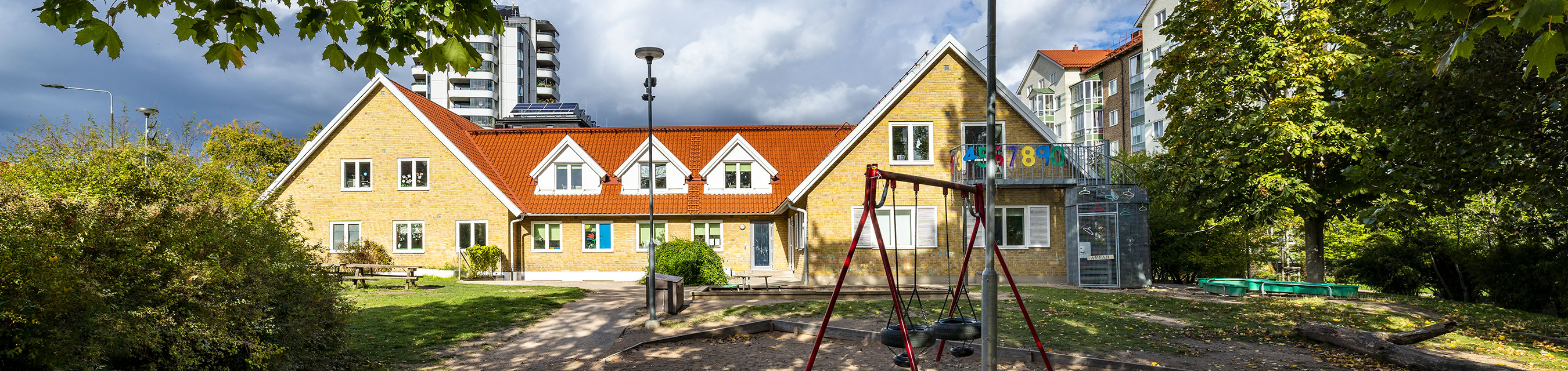 Augustenborgs förskola har verksamhet i två olika byggnader som ligger i anslutning till varandra.