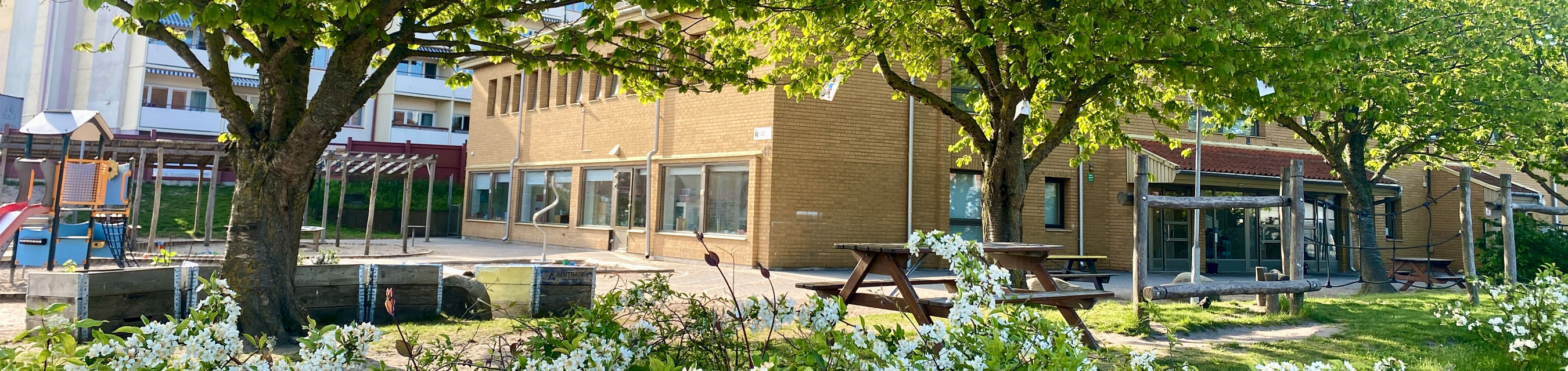 R F Bergs förskola är byggd i två plan och har fem avdelningar.