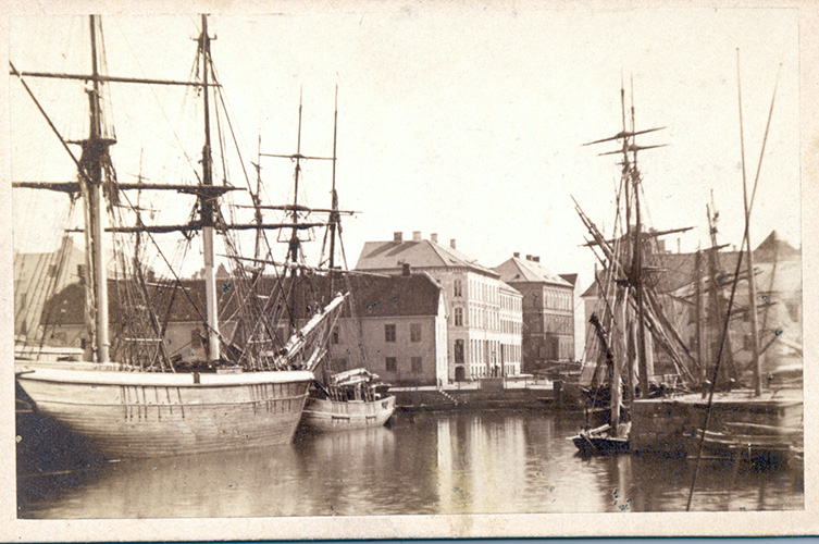 Svartvitt fotografi över Malmös hamn.