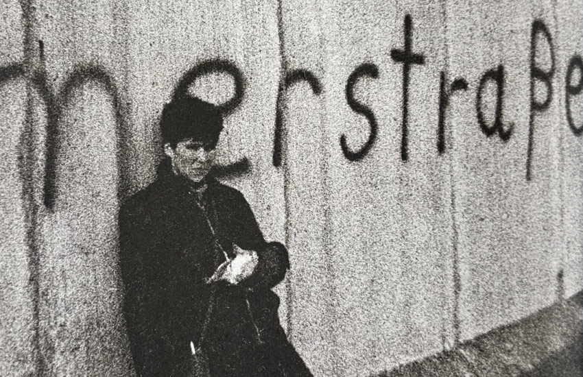 Ett svartvitt foto på Ninni i svart kortklippt hår och svart jacka.