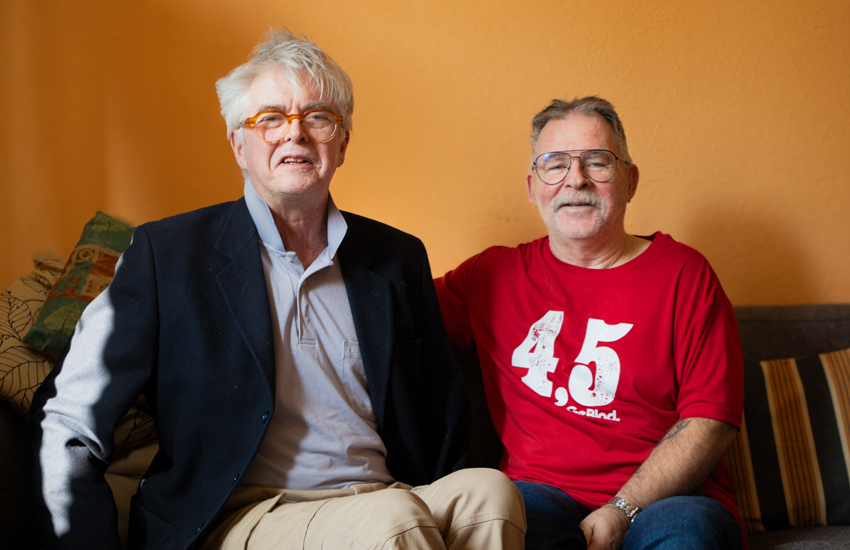Peter har en blå kavaj med och runda glasögon med gul ram. Lennart har en röd t-shirt och pilotglasögon.