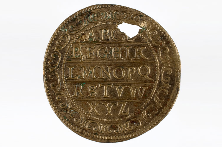 Utöver mynt av olika slag innehåller samlingen börsar, askar och andra föremål.