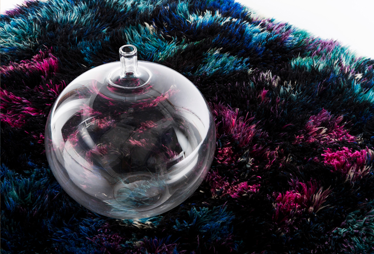 Bild på ryamattan Blå karusell av Viola Gråsten från 1950-talet och ett glasäpple av Ingeborg Lundin från 1957.