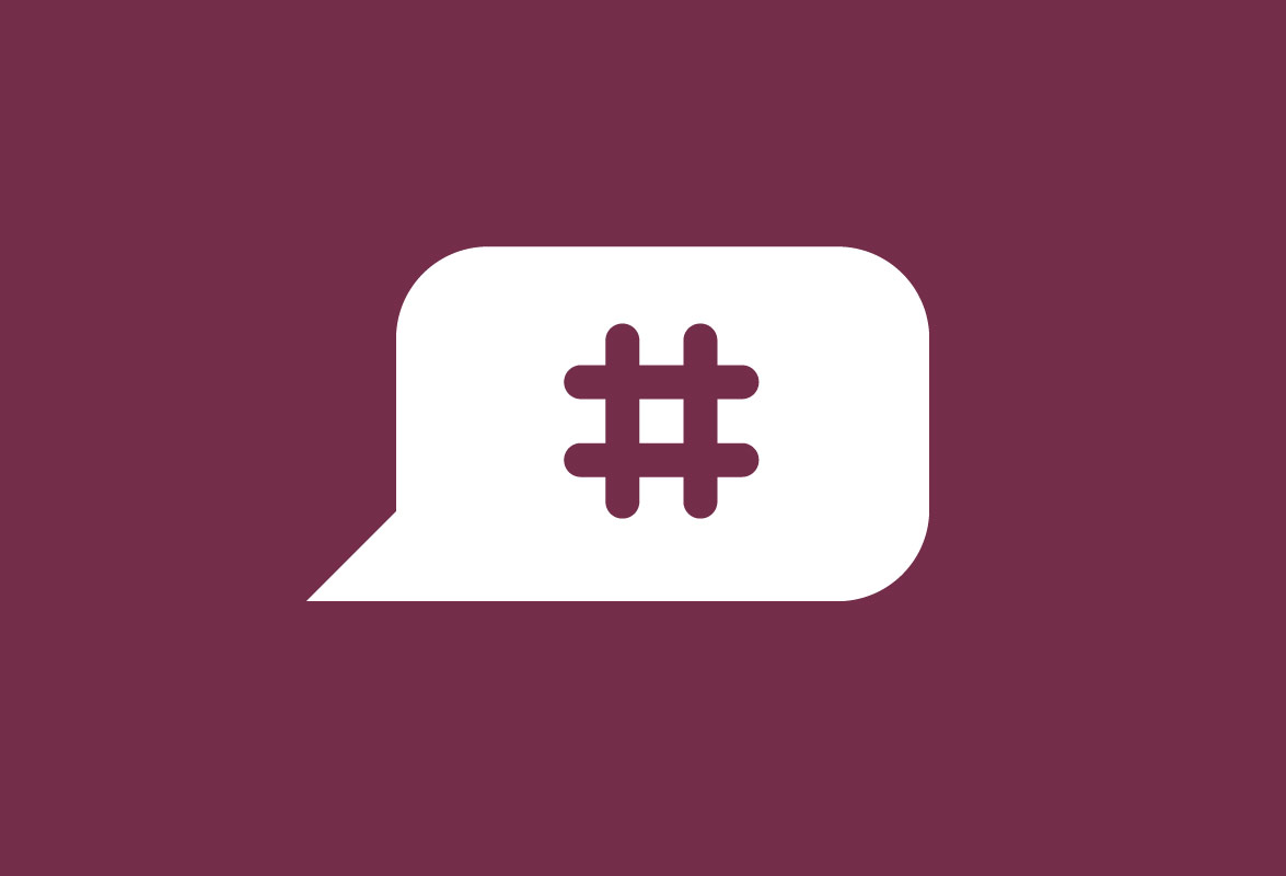 Vit pratbubbla med hashtag-symbol på vinröd bakgrund.