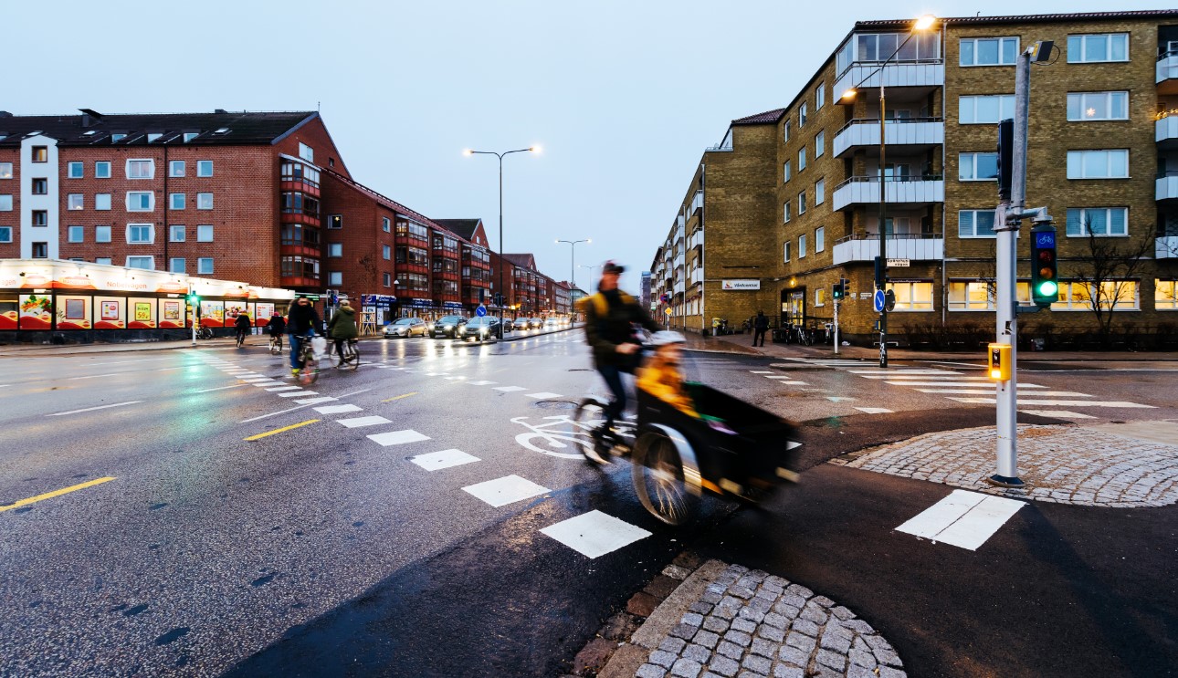 Nobelvägen/Spånehusvägen, med cyklister i rörelse.