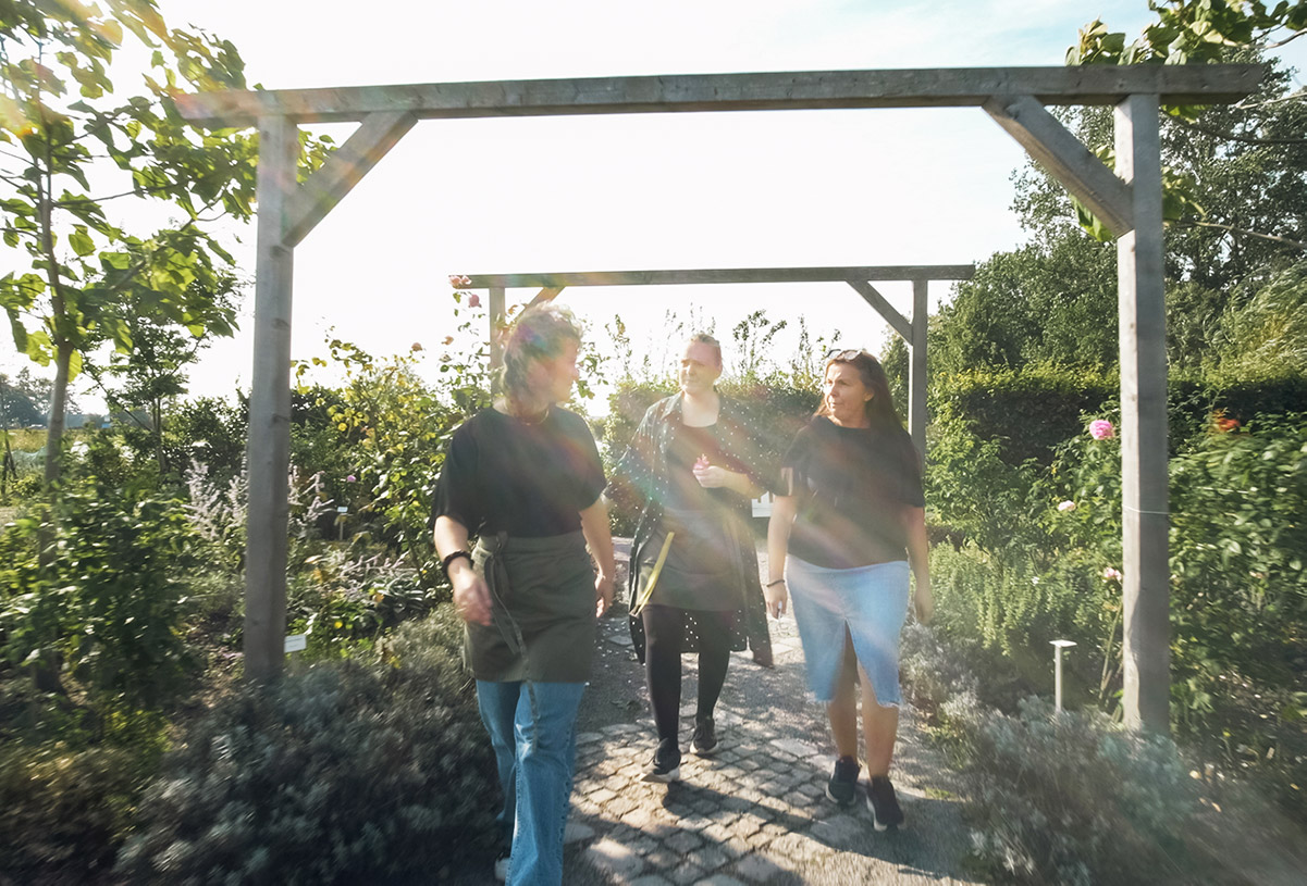 Elever och pedagog på promenad i skolans anlagda trädgård.