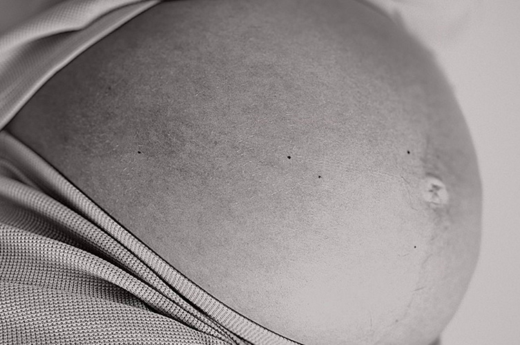 Foto från utställningen på en gravid mage.