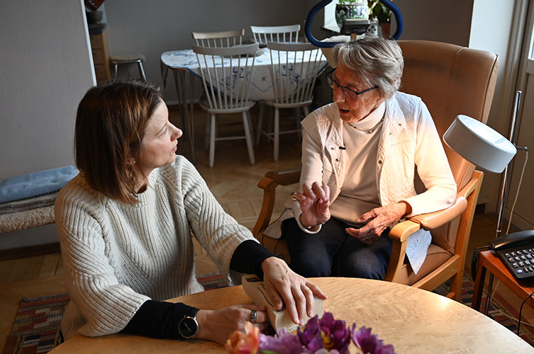 Bibliotekarien Kajsa Wictorin på hembesök hos Boken kommer-användaren Sonja Persson.