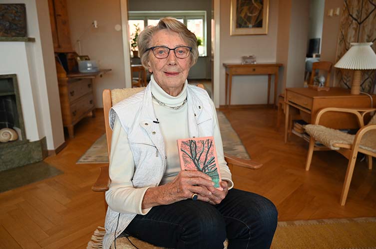 Porträtt på Sonja Persson som fått hem boken Ingvild Rishøis ”Vinternoveller”.