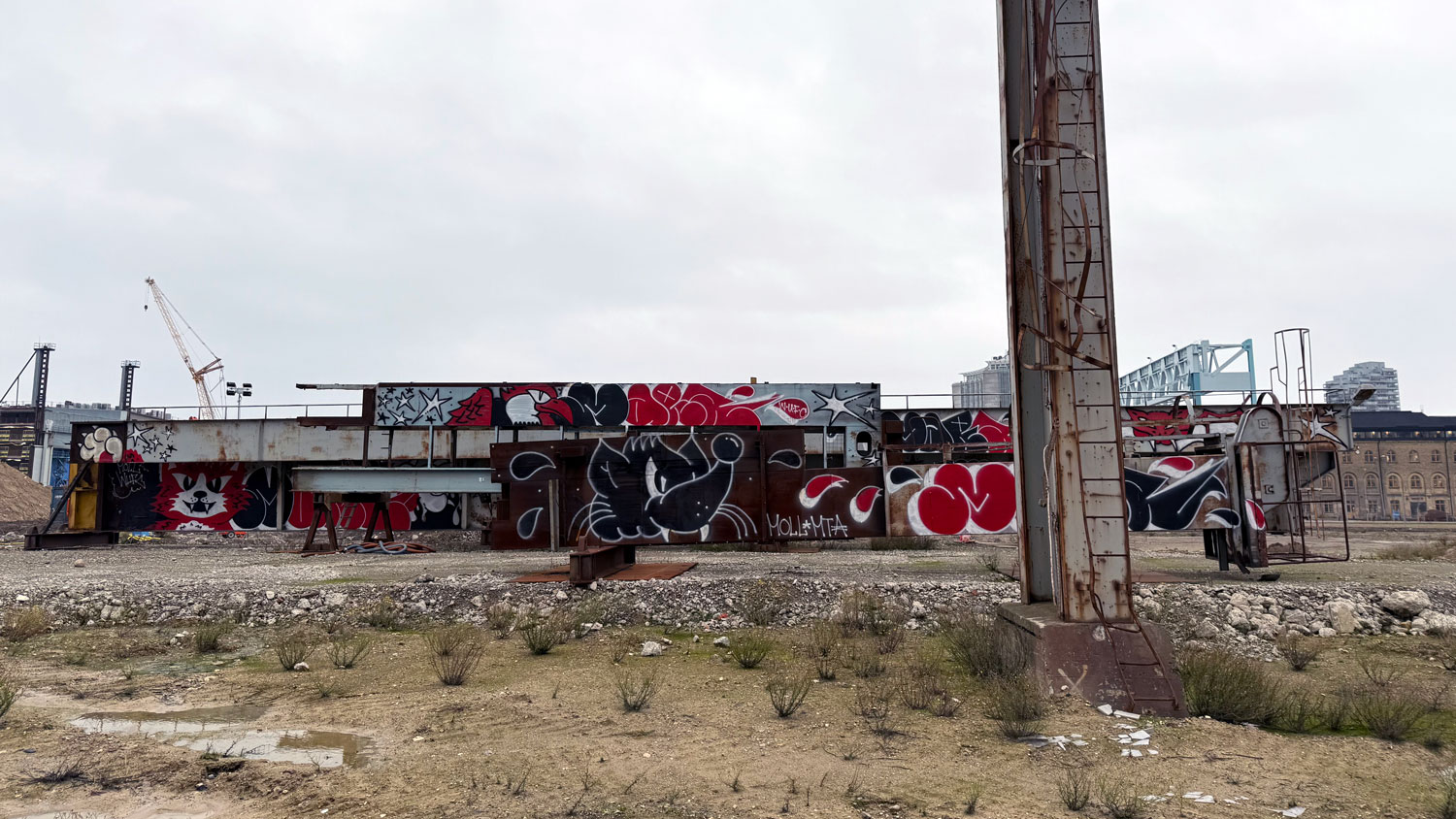 Travers från Kockums med graffitimålning.