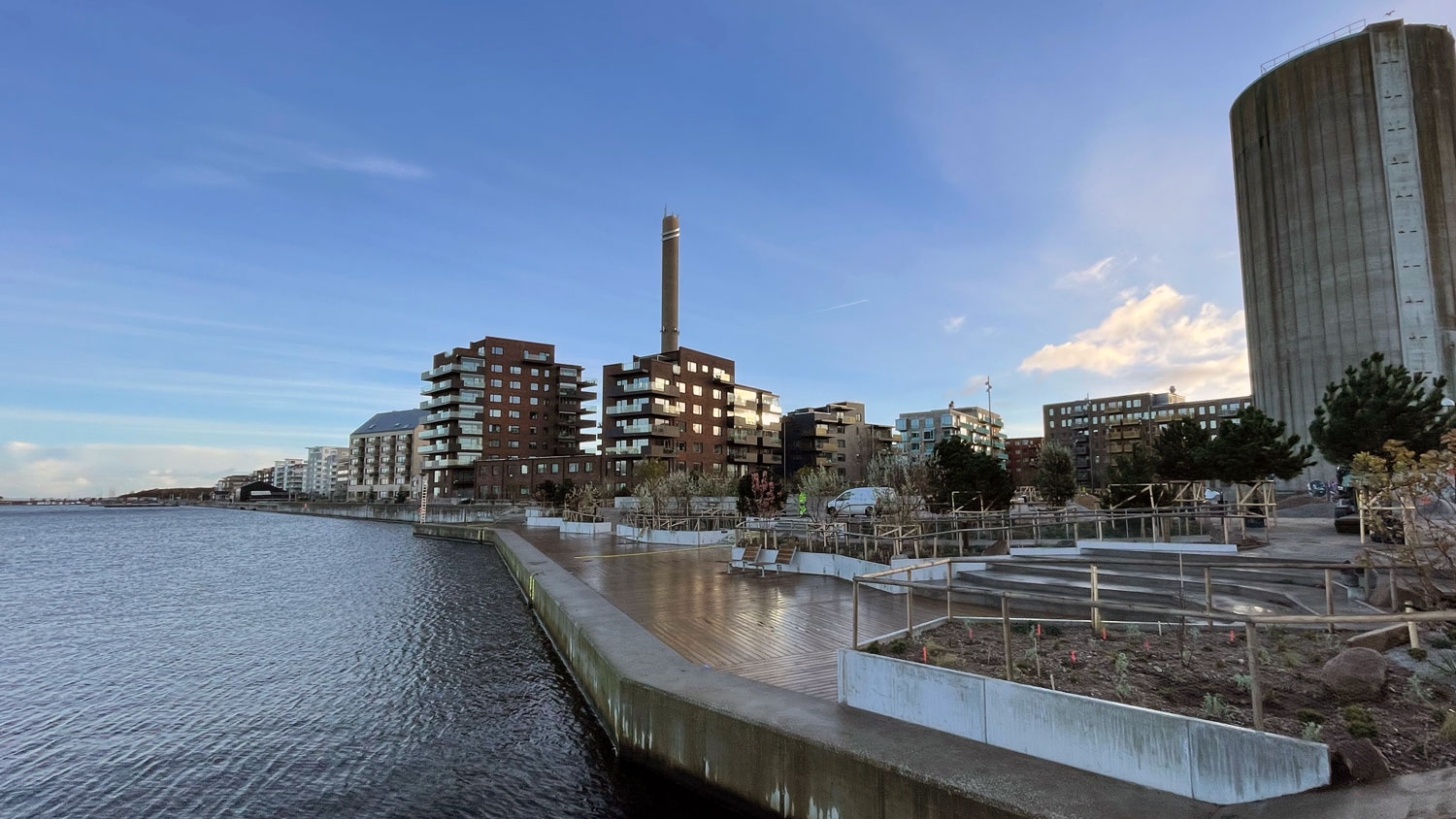 Vintervy från Övägen på Limhamn över Cementkajen och den nya parken.