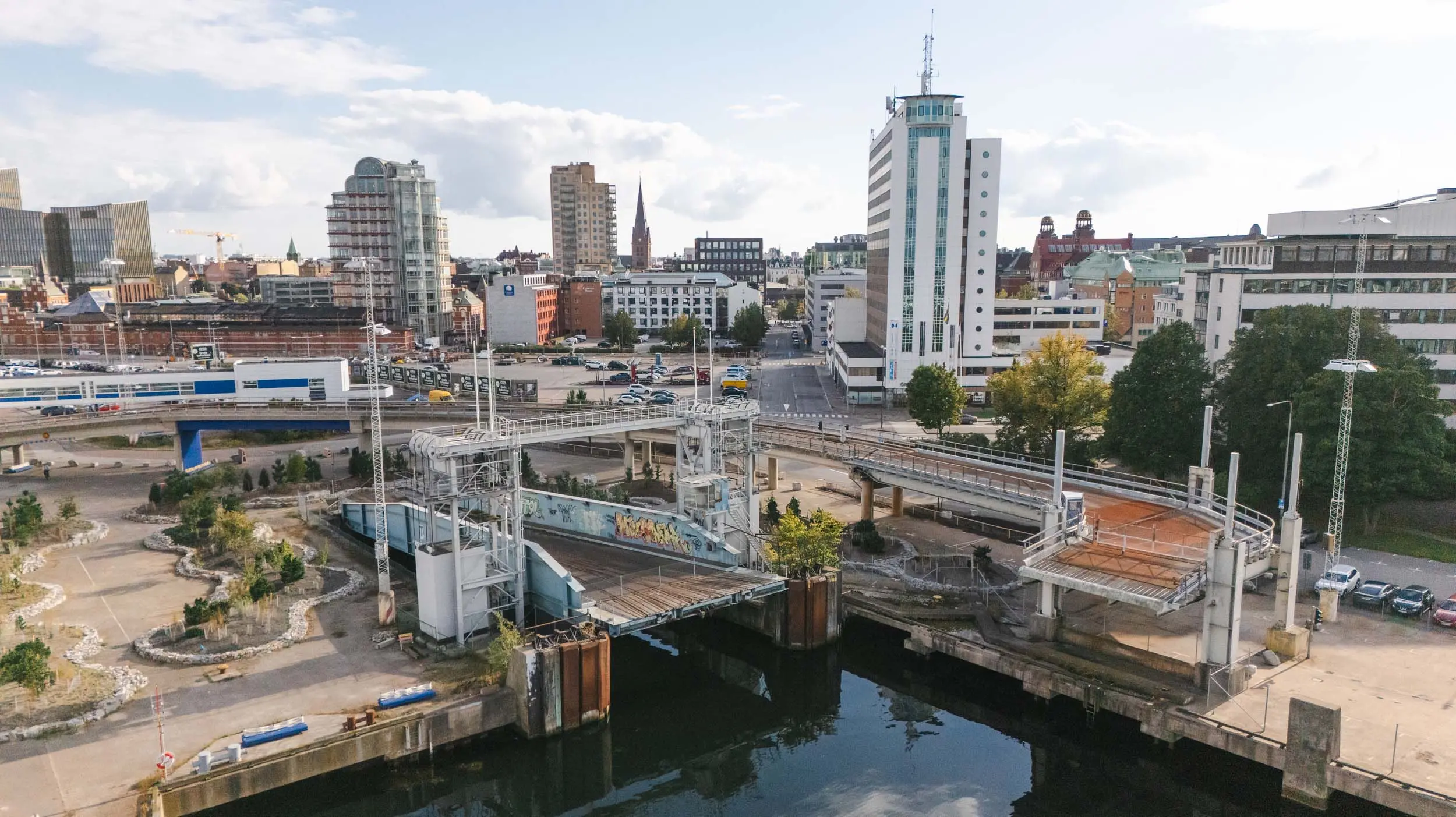 I utveckligen av Nyhamnen utgår vi från det som redan finns på platsen, allt från kaj, ramp och färjeterminal.
