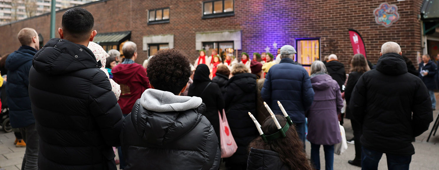 Folkhav på torget tittar på Malmö Luciatåg.