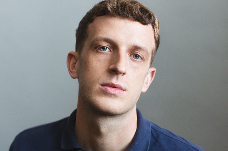 Porträtt på Édouard Louis.