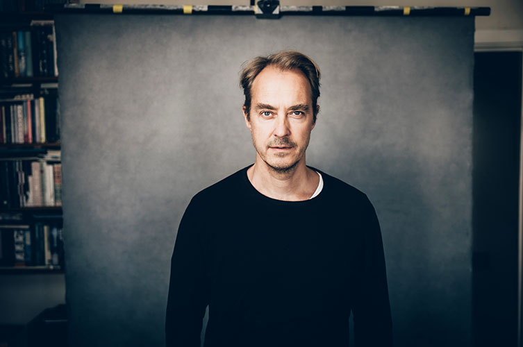 Porträtt på Jonas Karlsson.