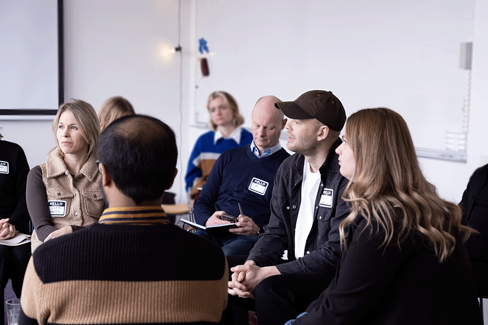 En man och en kvinna som ler tittar in i kameran. 