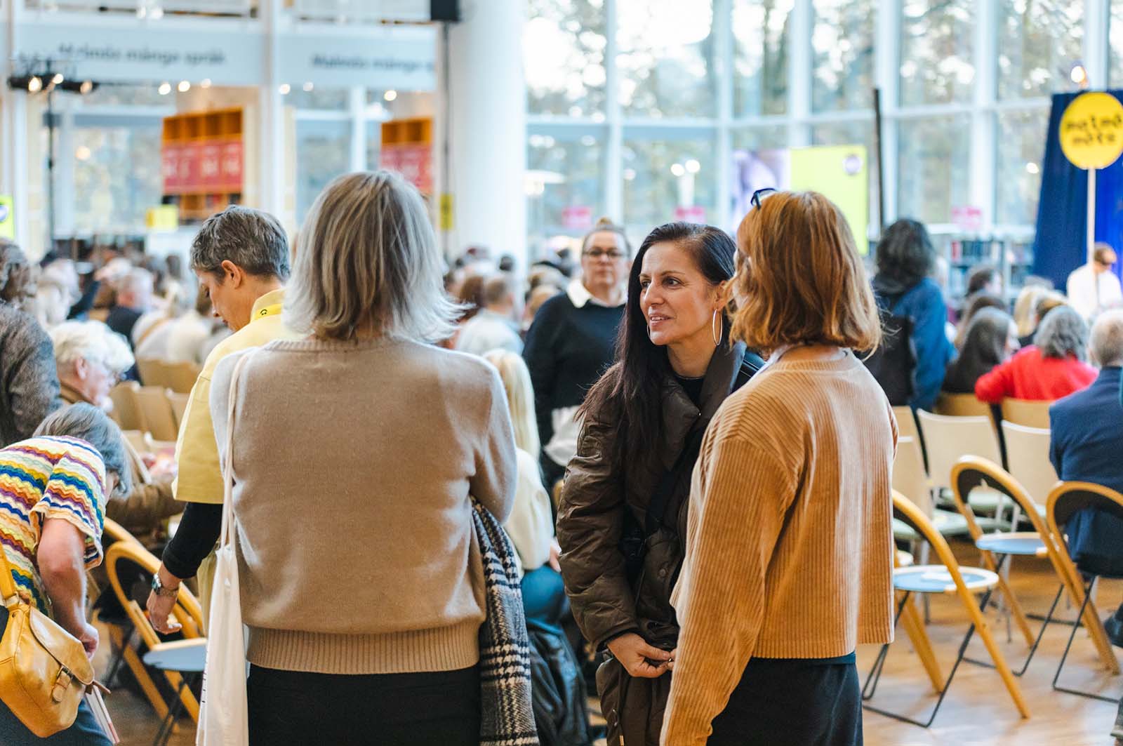 Personer på Malmö möts på Stadsbiblioteket i november 2025.