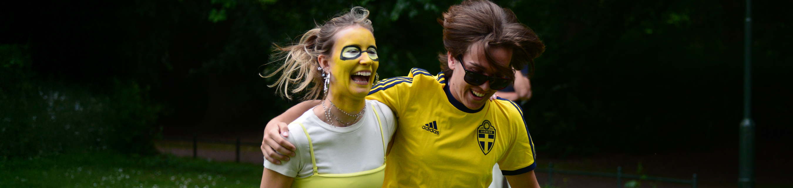 Två glada elever springer tillsammans