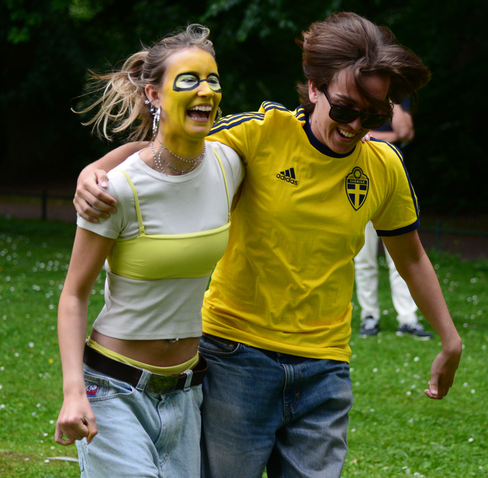 Två glada elever springer tillsammans