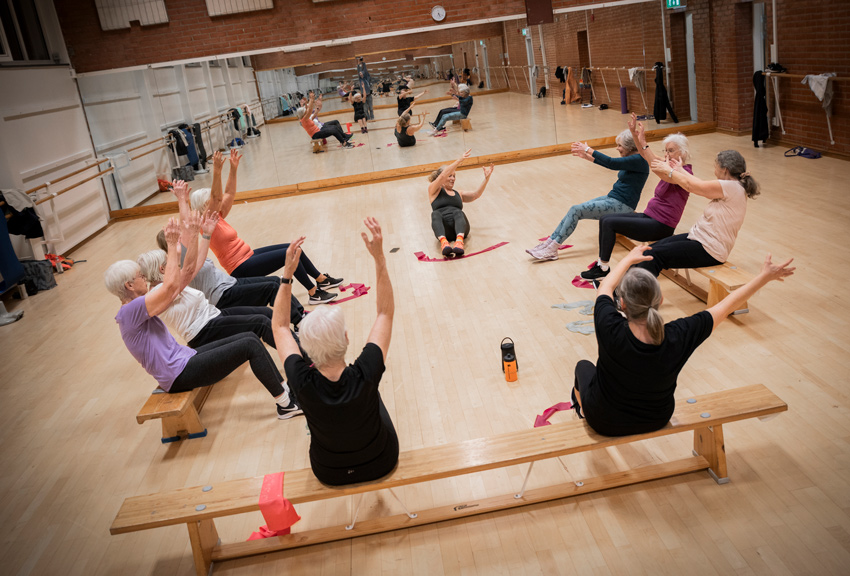 Deltagarna sitter i ring och gör övningar.