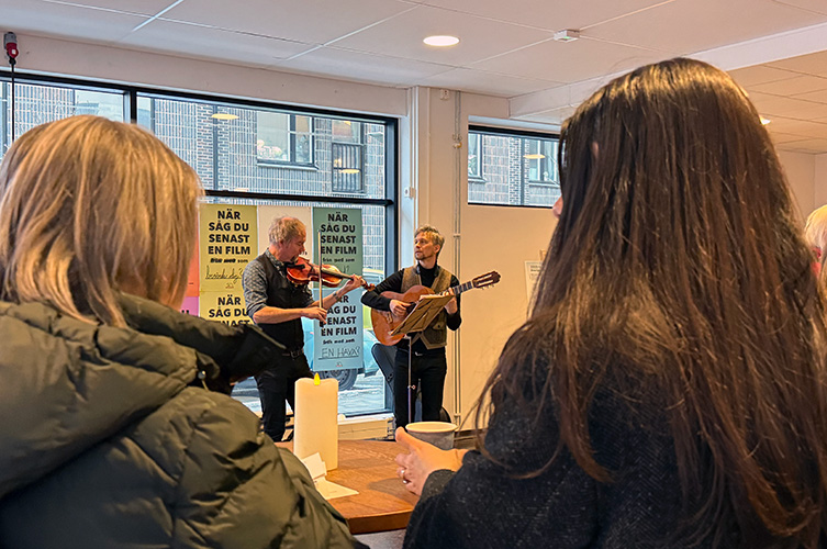 Tobias Allvin och Filip Runesson spelade fiol och gitarr på minglet
