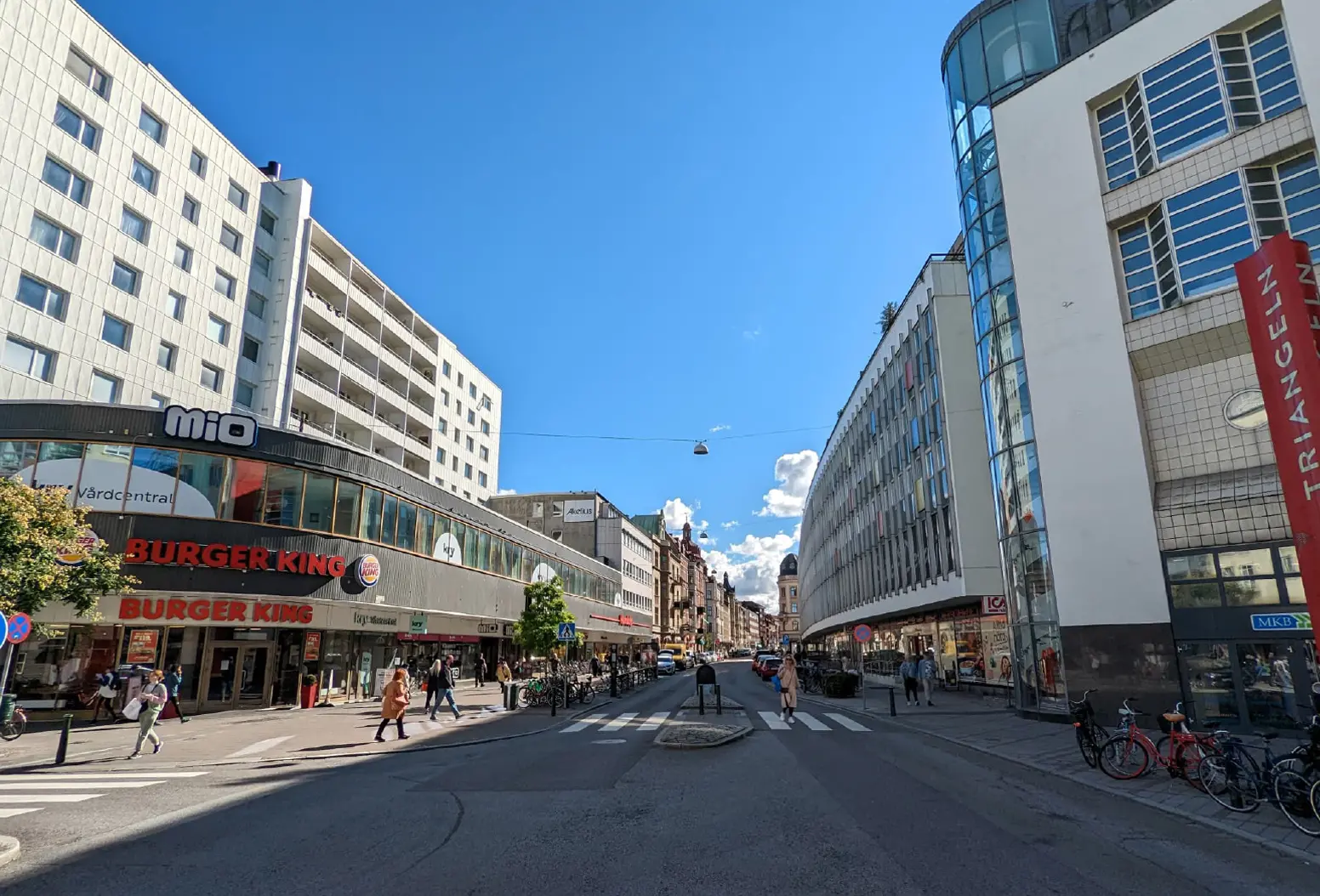 Bild på Södra Förstadsgatan i riktning mot söderut. På höger sida syns Triangeln köpcentrum.