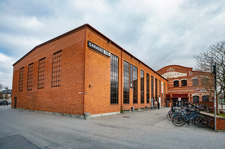 Tegelbyggnad av äldre vacker industriell typ.