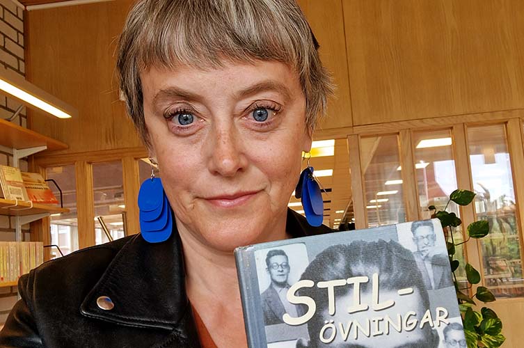 Porträtt på boktipsaren Karin inne på Kirsebergsbiblioteket.