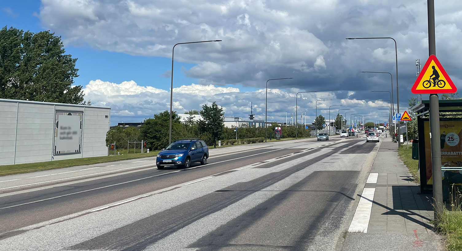 Bilden visar Agnesfridsgatan som är i dåligt skick, särskilt asfalten behöver förbättras. Gångbanorna är smala och det är svårt att ta sig fram med cykel och till fots. 