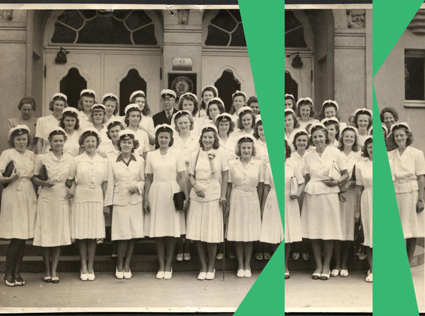 Fotografi på en klass unga kvinnor som precis tagit studenten 1946, fotografiet är taget på trappen vid ingången till Konstmuseet i Kungsparken.