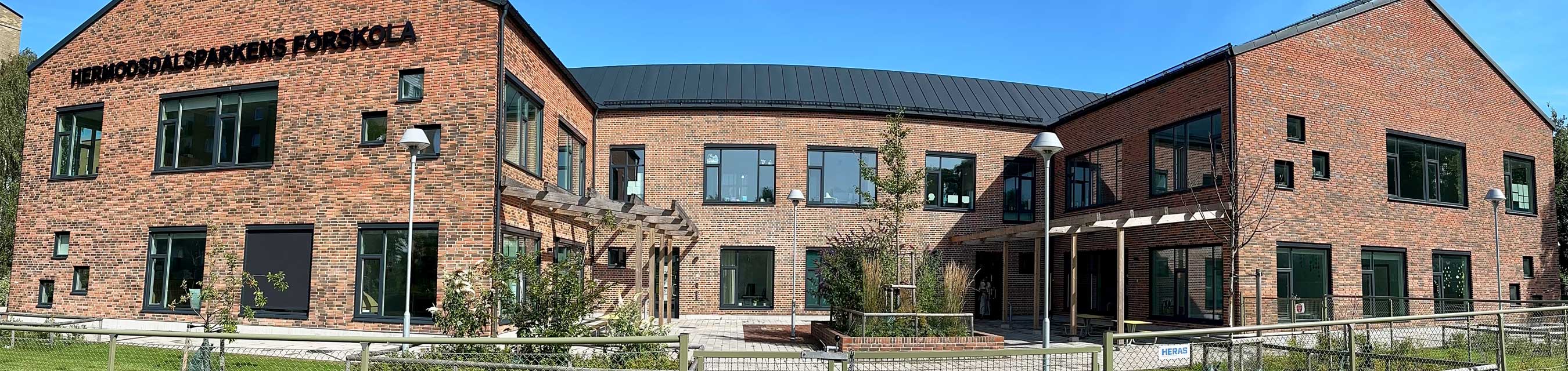 Hermodsdalsparkens förskola är byggd i två plan och ligger i anslutning till Hermodsdalsparken