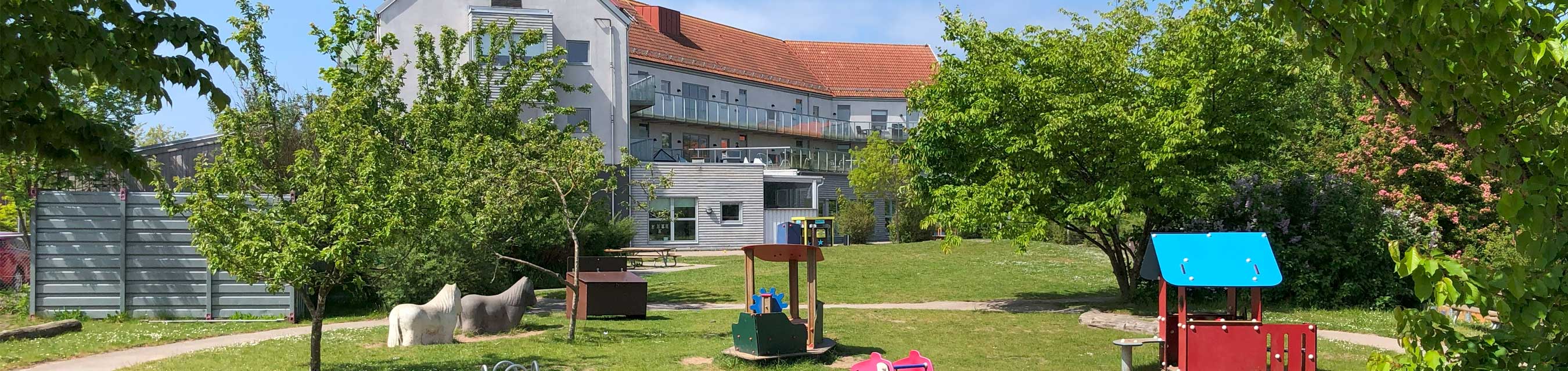 Smaragdens förskola ligger på bottenplan i ett flerfamiljshus och har fyra avdelningar.