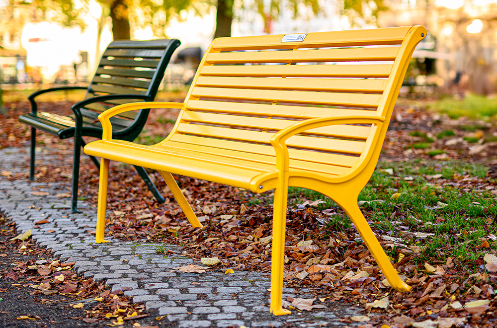 Gul vänskapsbänk på Gustav Adolfs torg